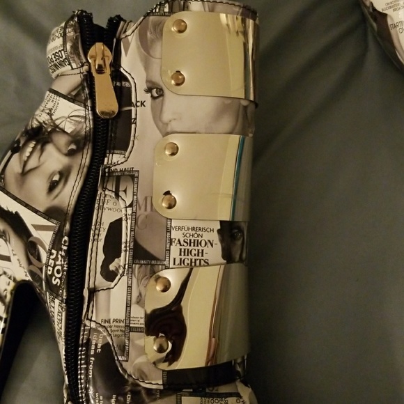 Magazine Printed Style Boots - Picture 4 of 4